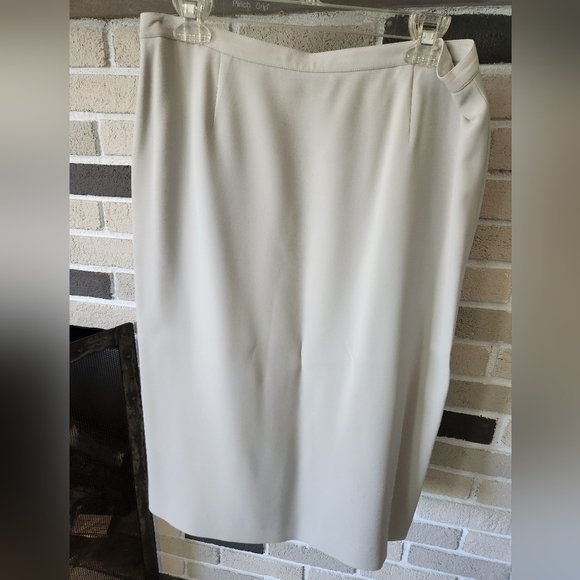 Albert Nipon Vintage 2 Piece Skirt Suit - Picture 6 of 17